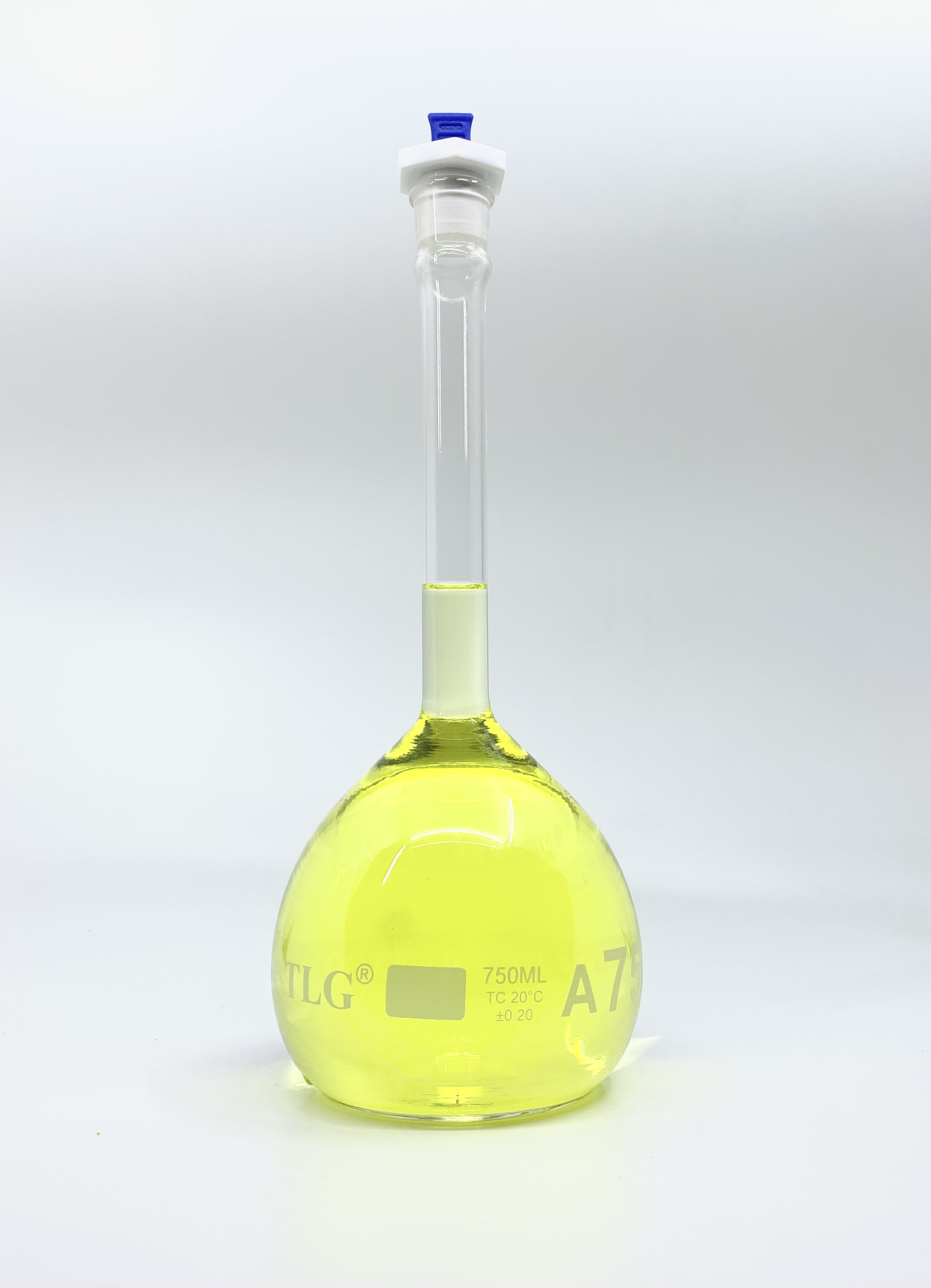 Volumetric Flask, 750mL, Heavy Duty, Wide Mouth, Clear, PE Stopper# 22, Class A, As Per USP Standards