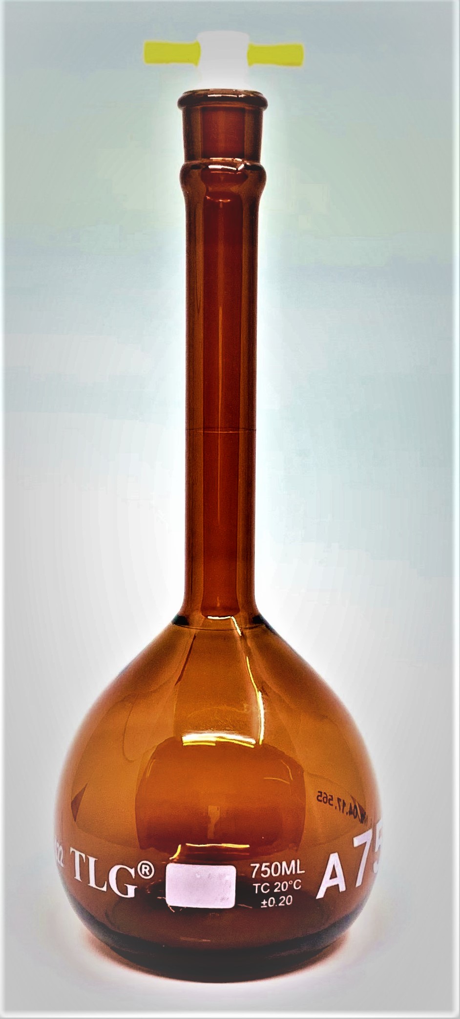 Serialized and Certified Volumetric Flask, Low Actinic Amber, 750mL, Wide Mouth, PTFE Stopper#22, Class A, As Per USP Standards