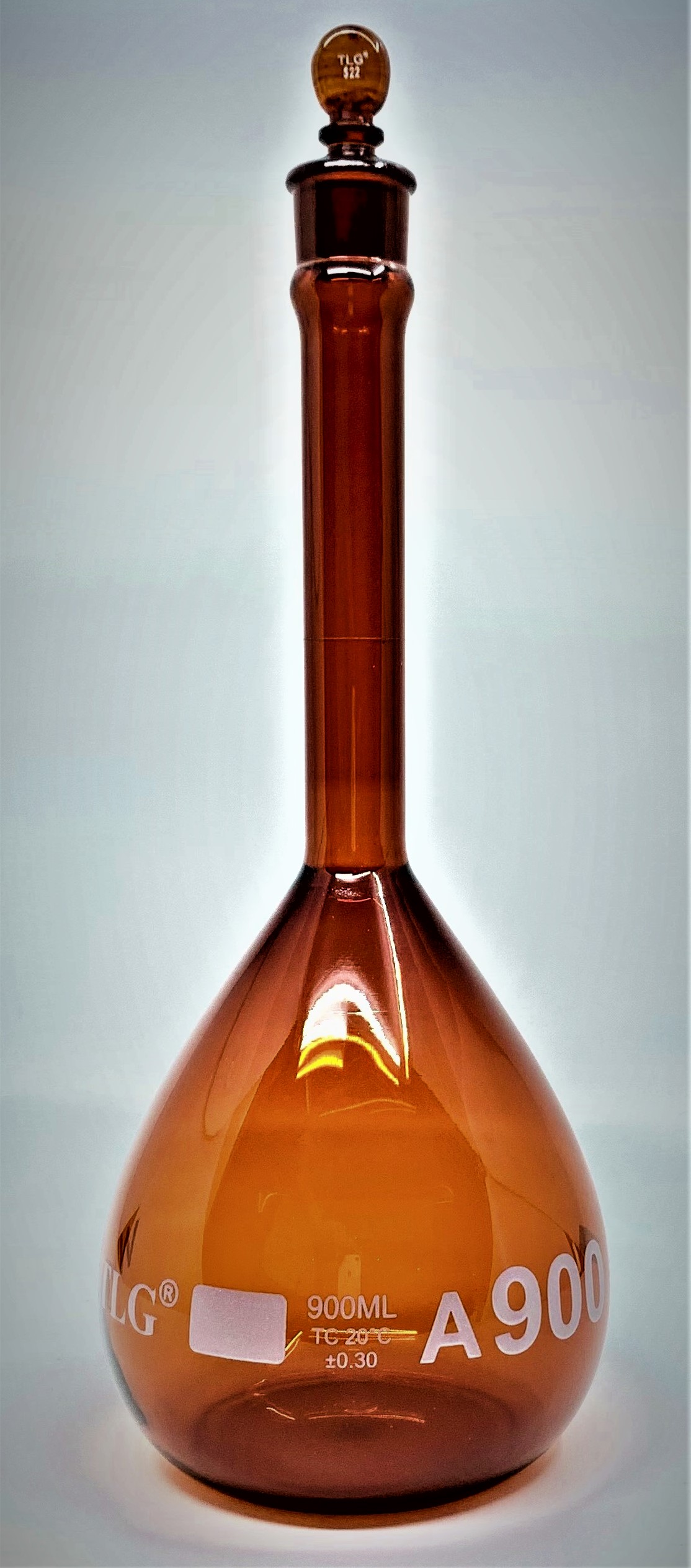 Volumetric Flask, Low Actinic Amber, 900mL, Wide Mouth, Glass Stopper#22, Class A, As Per USP Standards